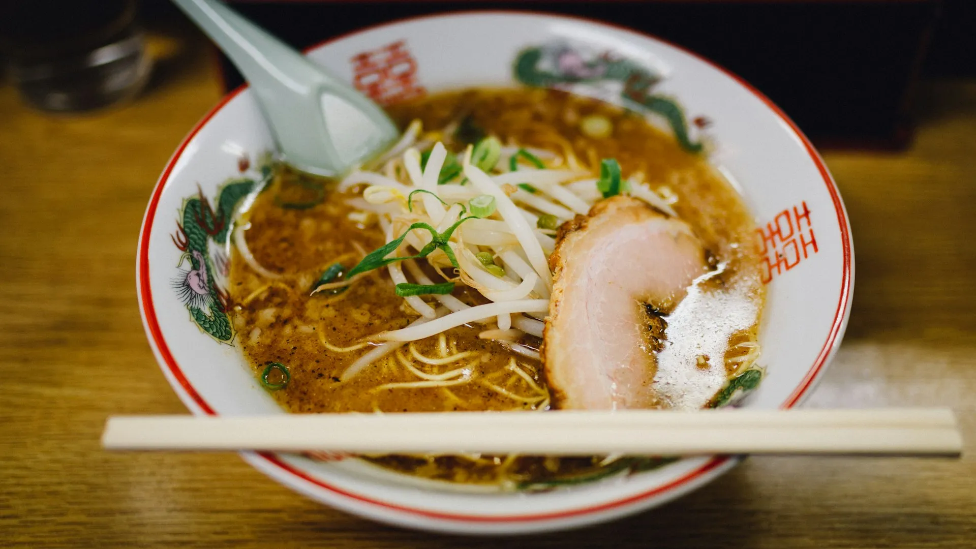 Tonkotsu-Style-Ramen mit Rindfleisch in dunkler Brühe