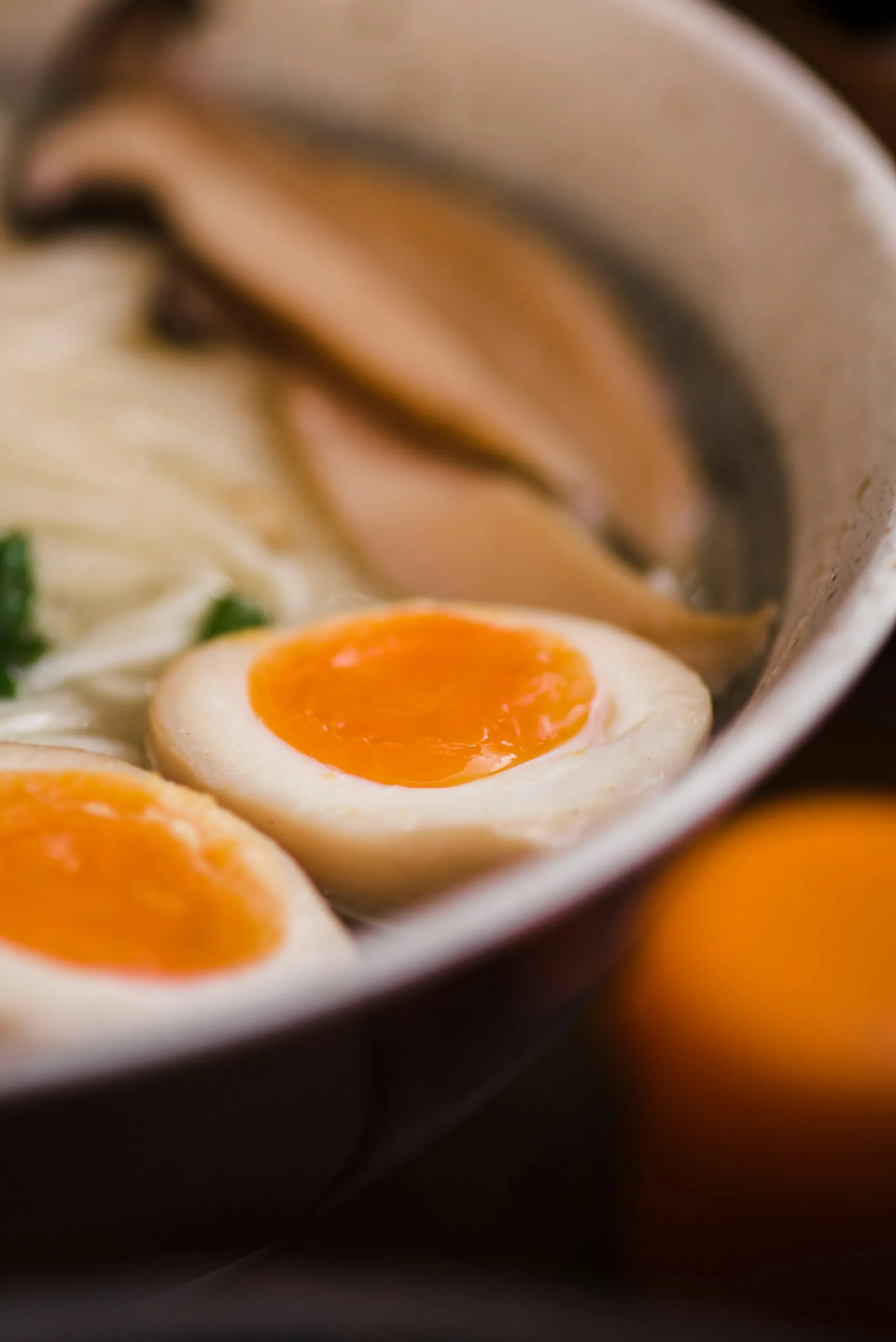 Nahaufnahme einer Ramen-Schüssel mit weichgekochten Eiern