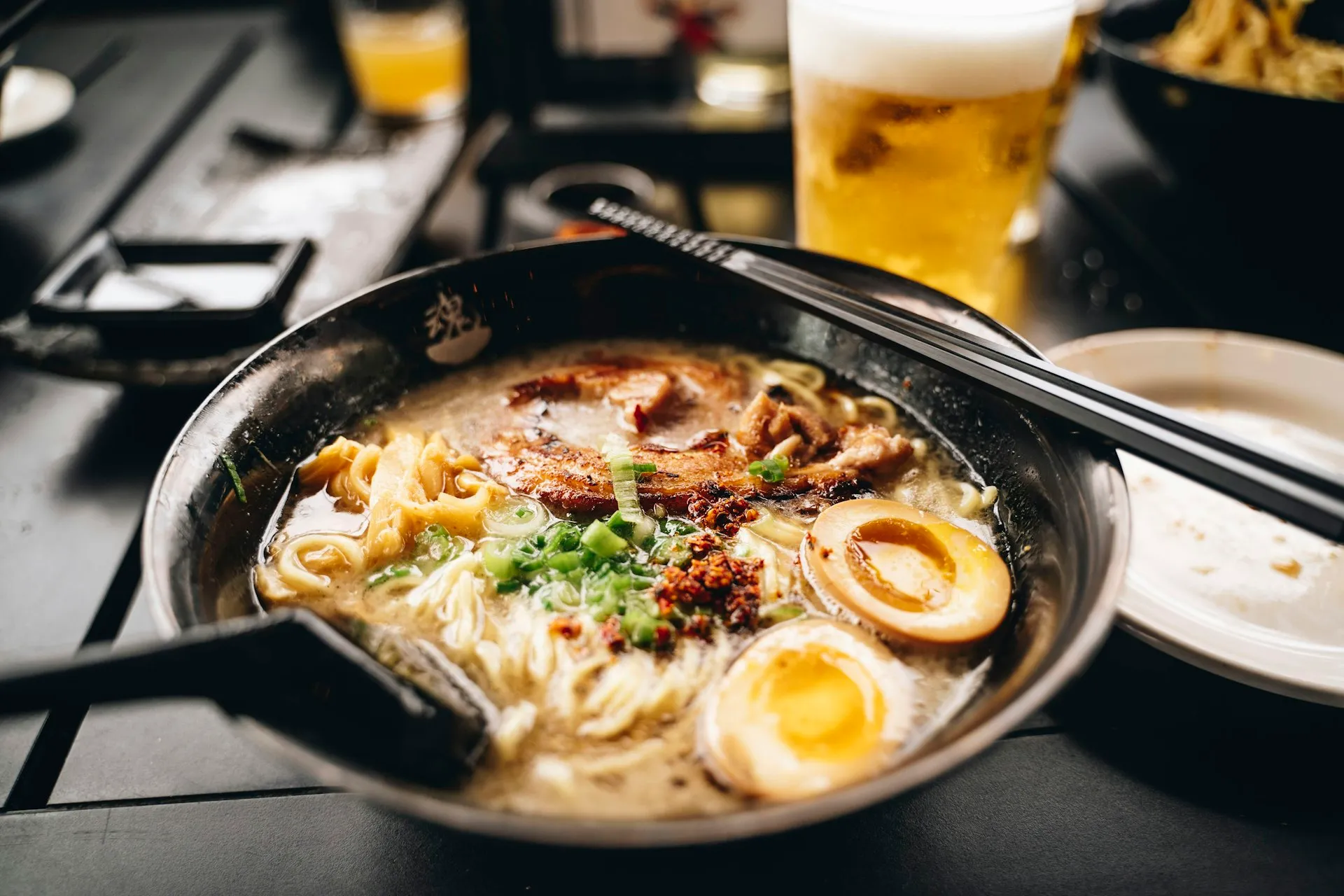 Schüssel Ramen mit Stäbchen — sinnbildlich für die Brühe als Herz jeder Ramen