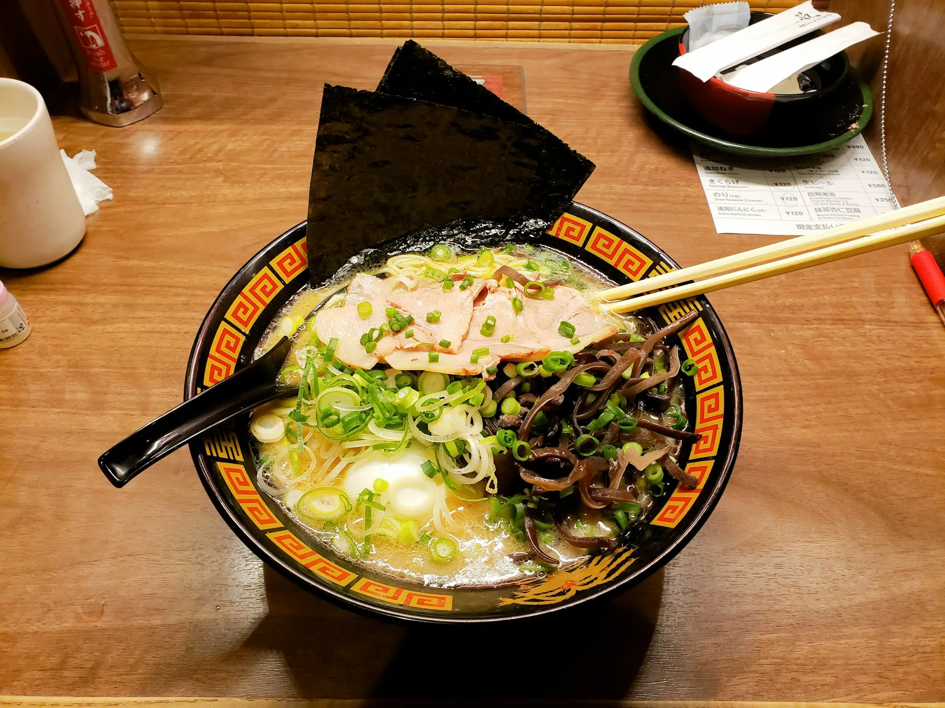 Ramen-Gericht in brauner Keramikschüssel — Symbolbild für die japanische Nudelsuppe