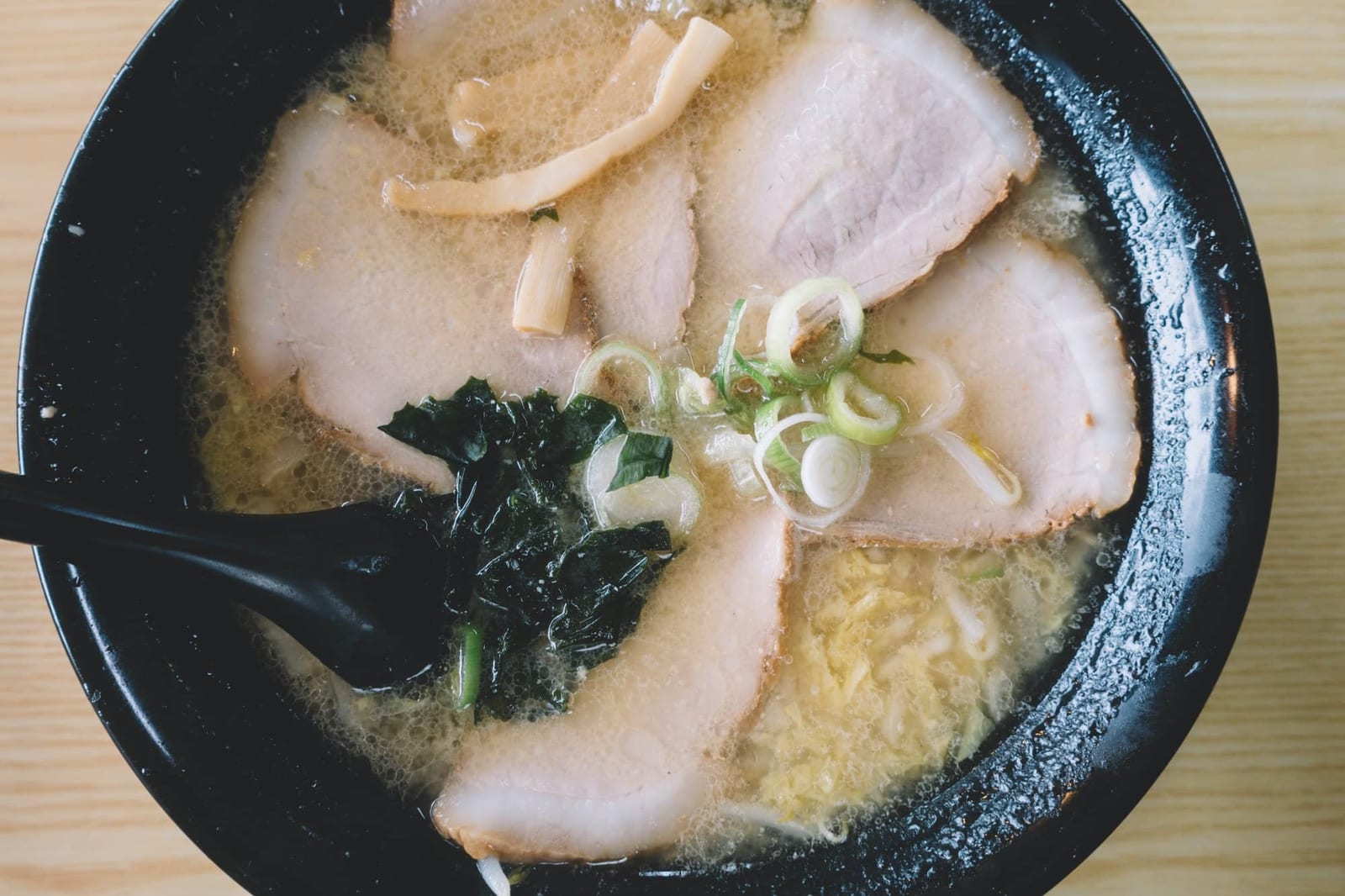 Ramen-Schale mit Chashu-Schweinefleisch, Nori und Nudeln in heißer Brühe