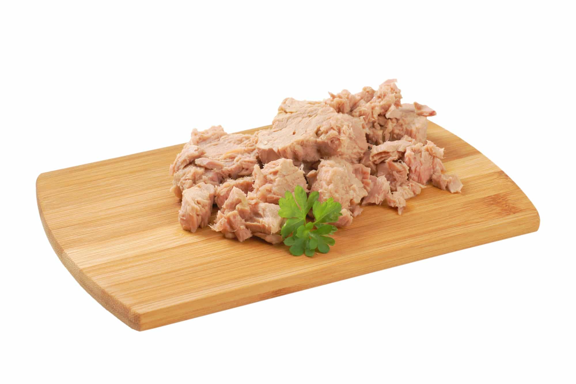 Stücke von Thunfisch als proteinreiche Ramen-Beilage