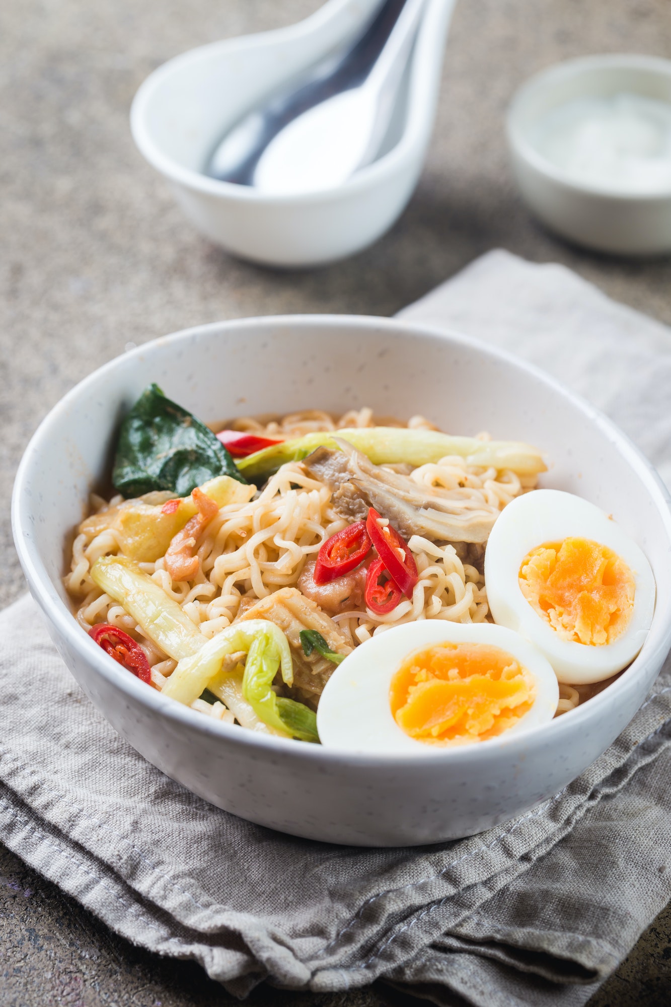 Typische Ramen-Beilagen wie mariniertes Ei, Chashu, Nori und Frühlingszwiebeln