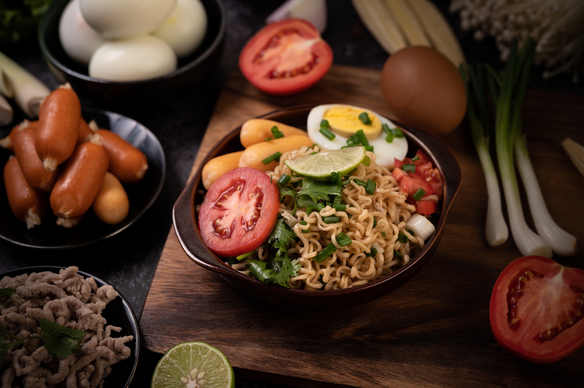 Instant-Ramen-Schale mit frischen Toppings angerichtet