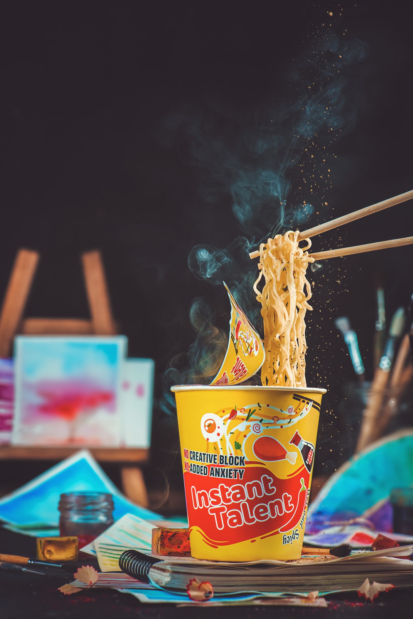Verschiedene Instant-Ramen-Packungen im Vergleich