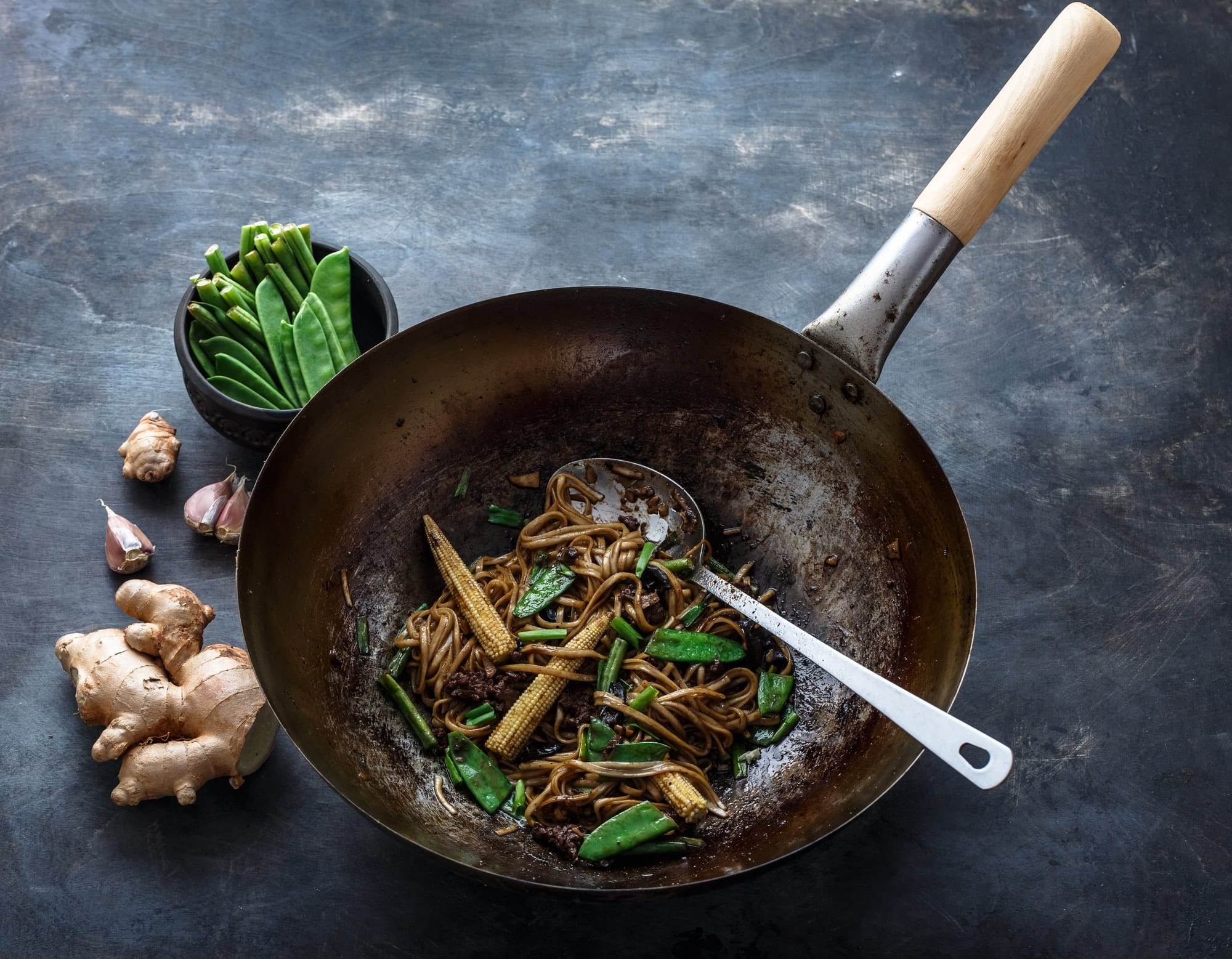 Frische gelbe Ramen-Nudeln mit typischem Kansui-Biss in Nahaufnahme