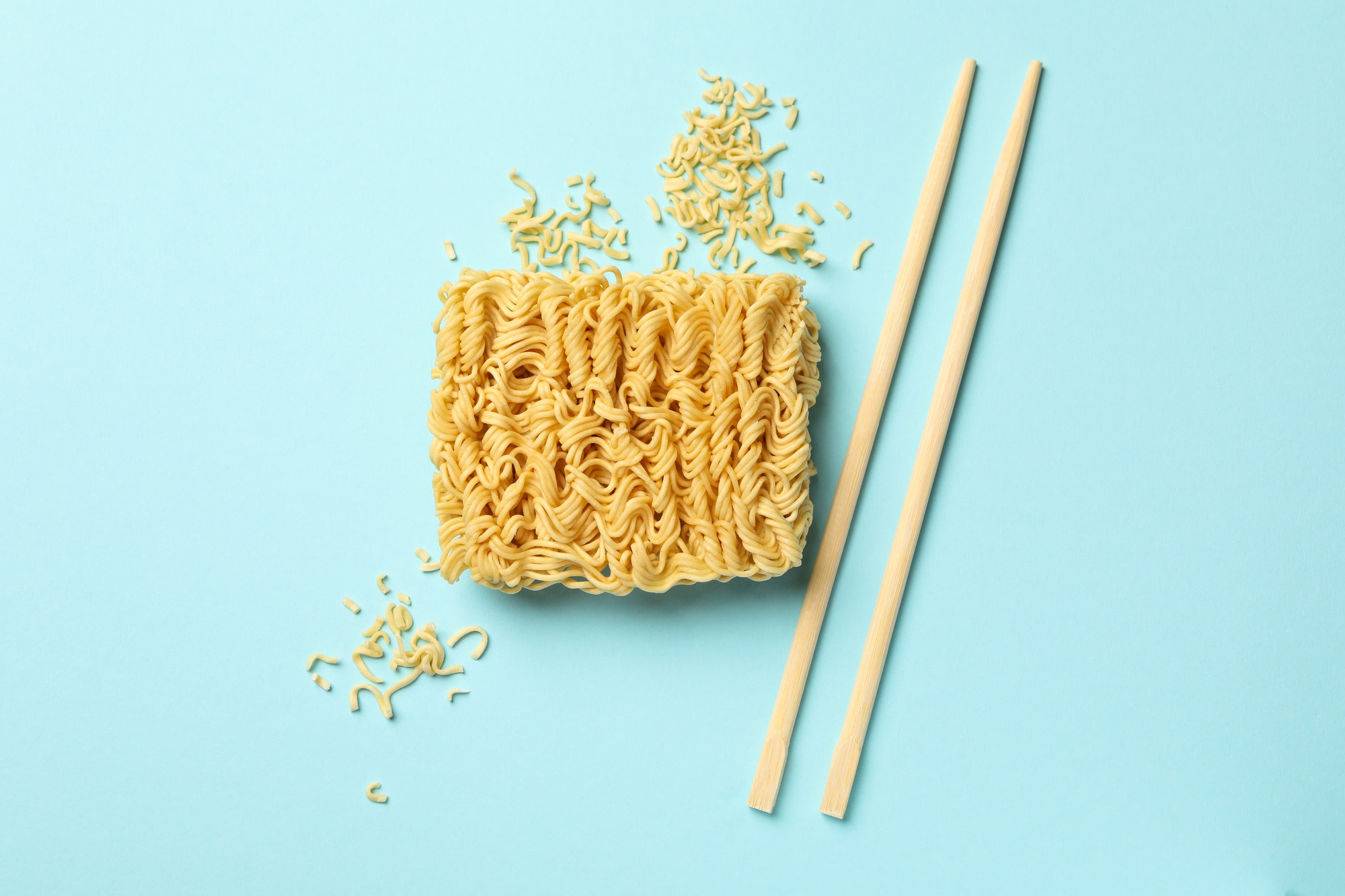 Frische gelbe Ramen-Nudeln mit ihrer typischen Kansui-Färbung