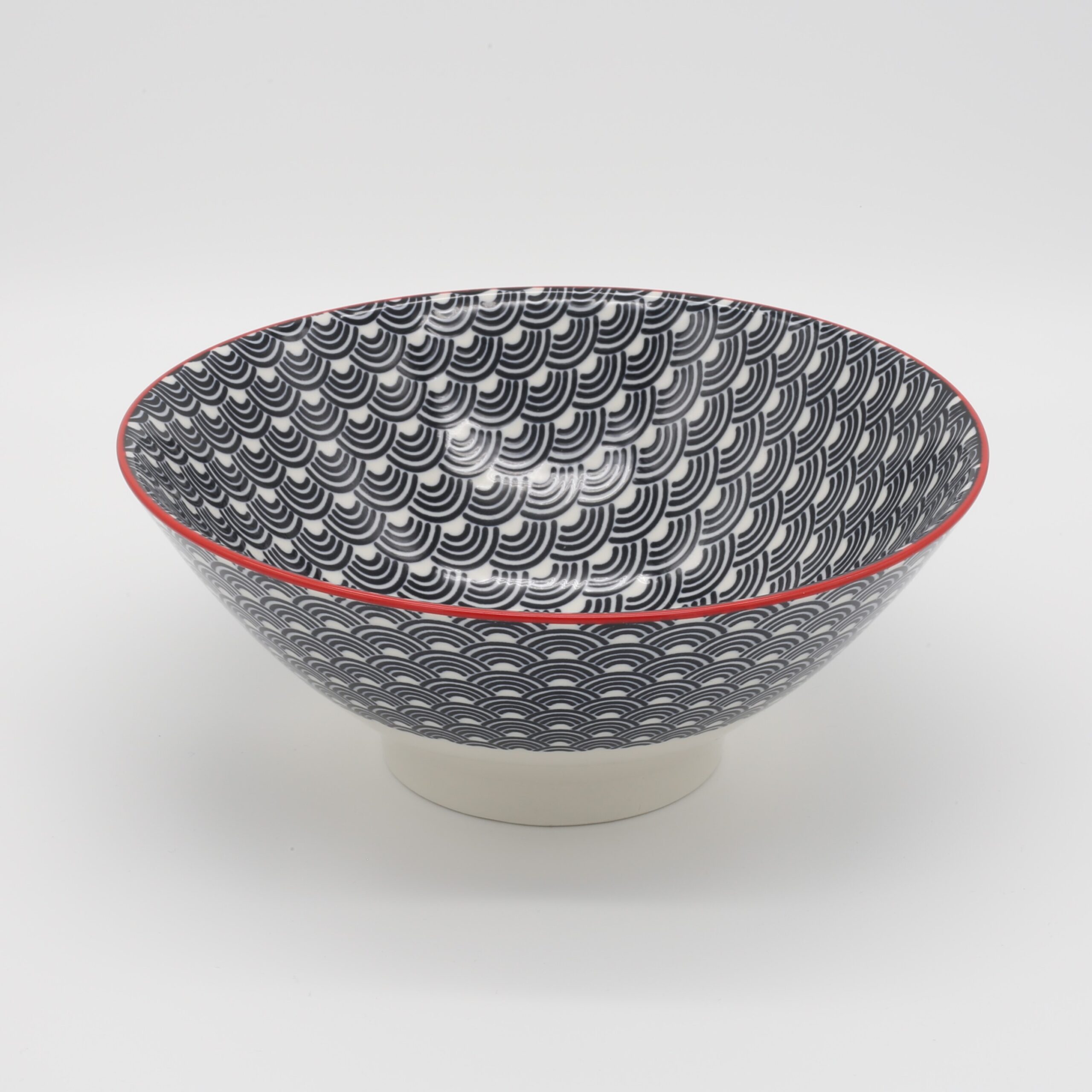 Kleine blaue Ramen-Bowl mit rotem Rand