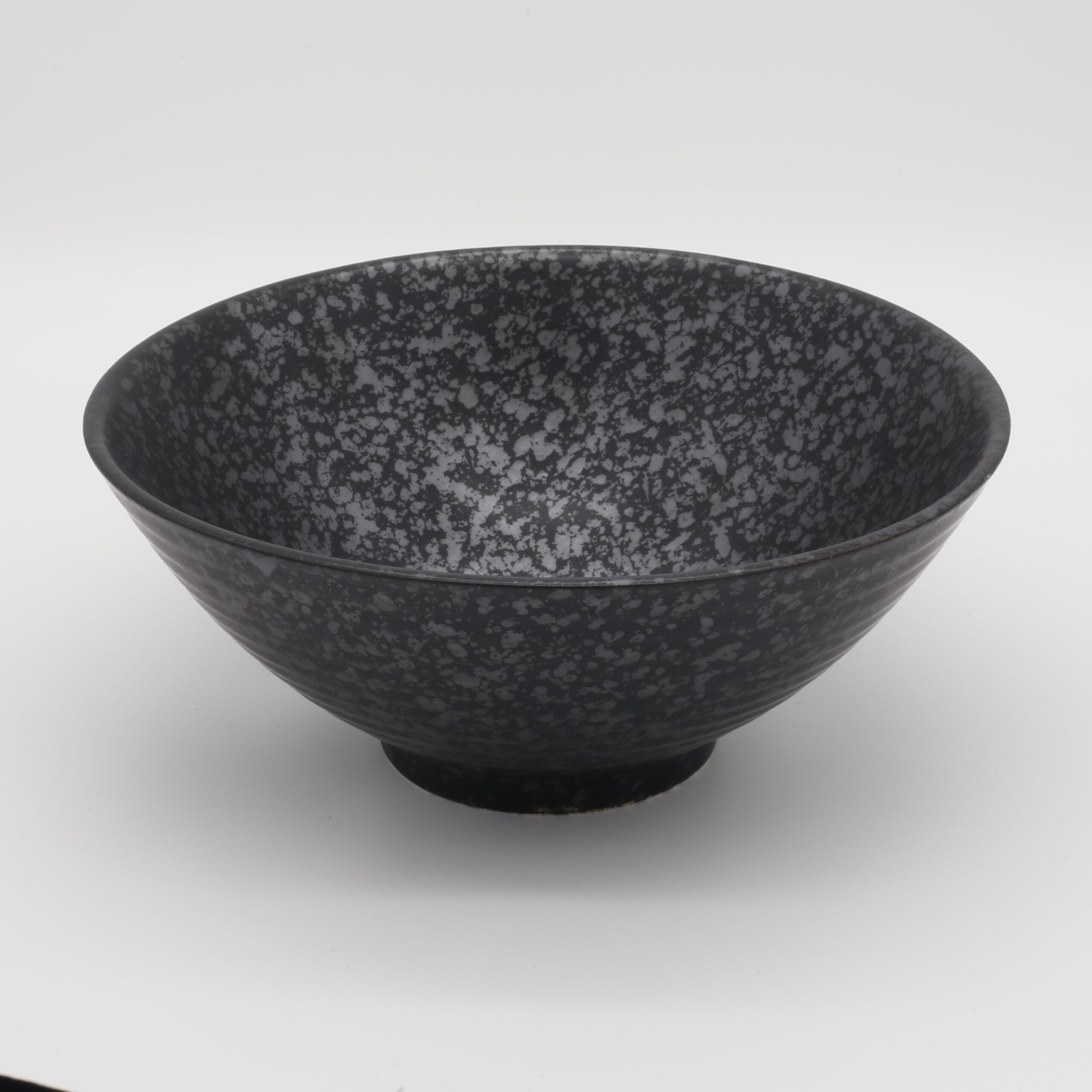 Schwarze Ramen-Bowl mit silbrig glänzender Glasur