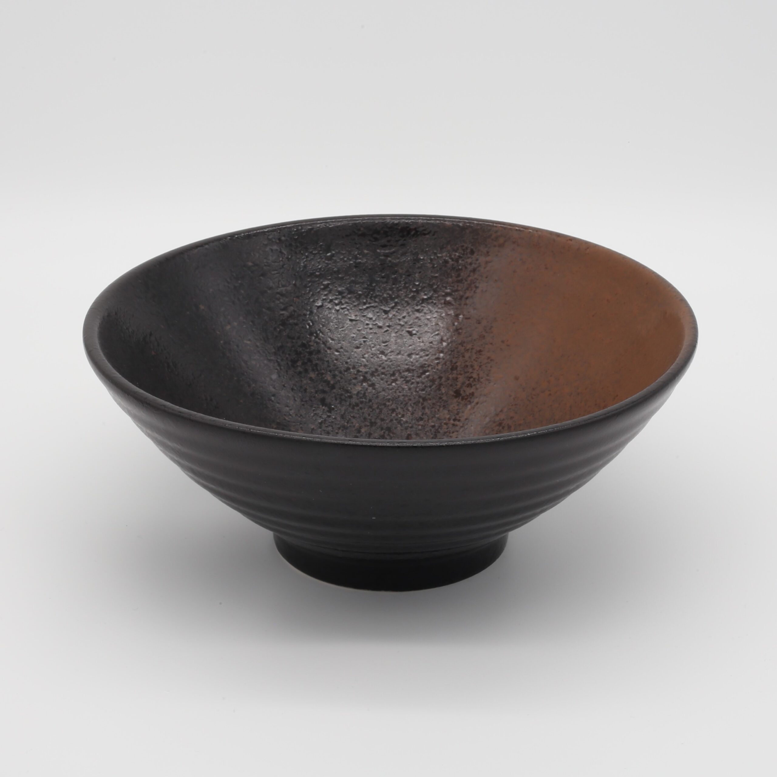 Traditionelle Ramen-Schale in Schwarz mit brauner Glasur