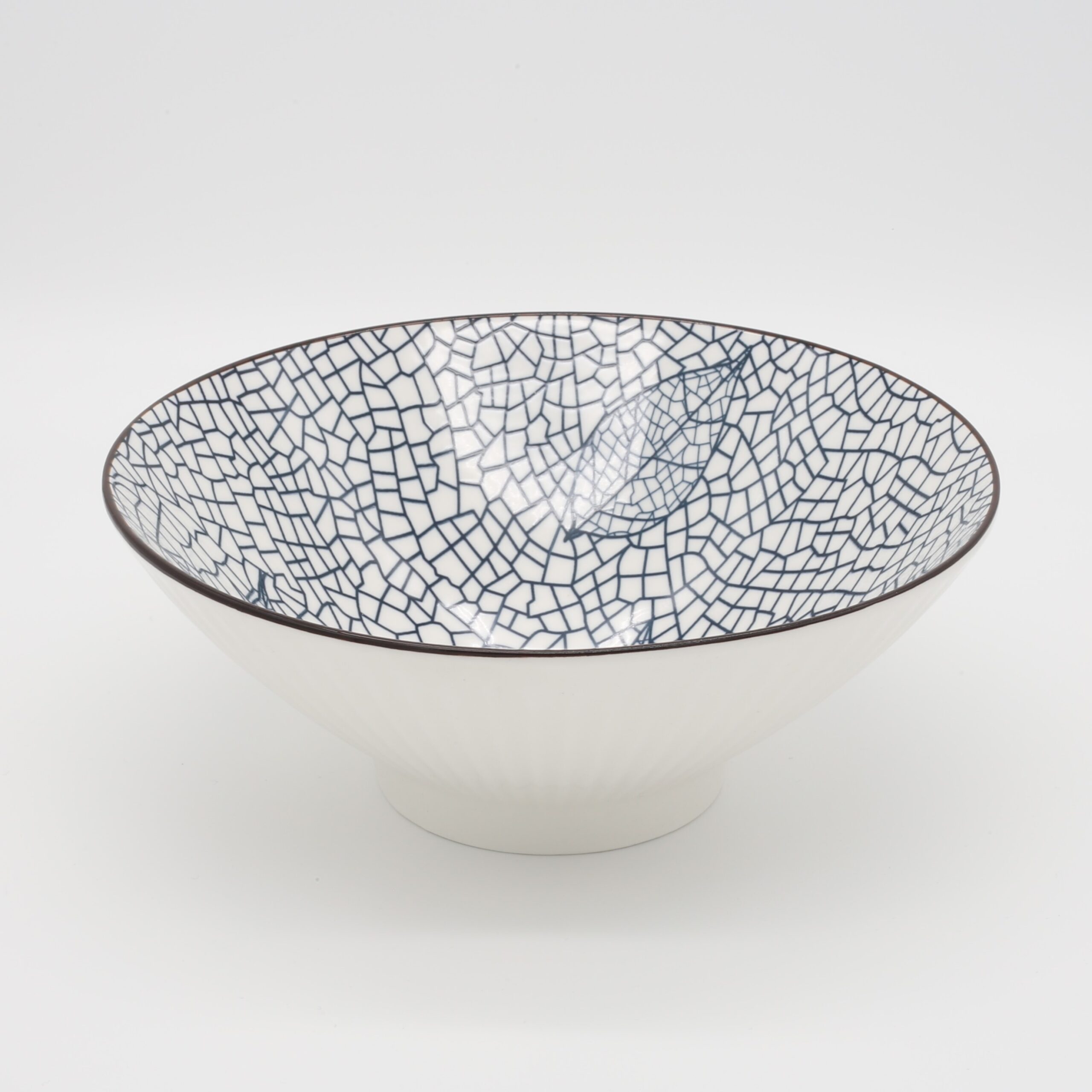 Weiße Ramen-Bowl mit blauem Blätter-Druck